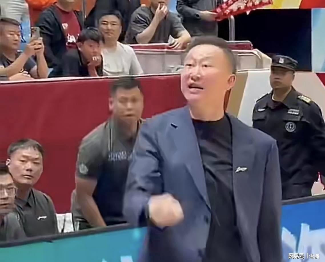NBA下注3连败被喊下课！刘维伟情绪失控：与浙江球迷对喷+爆粗 拦都拦不住