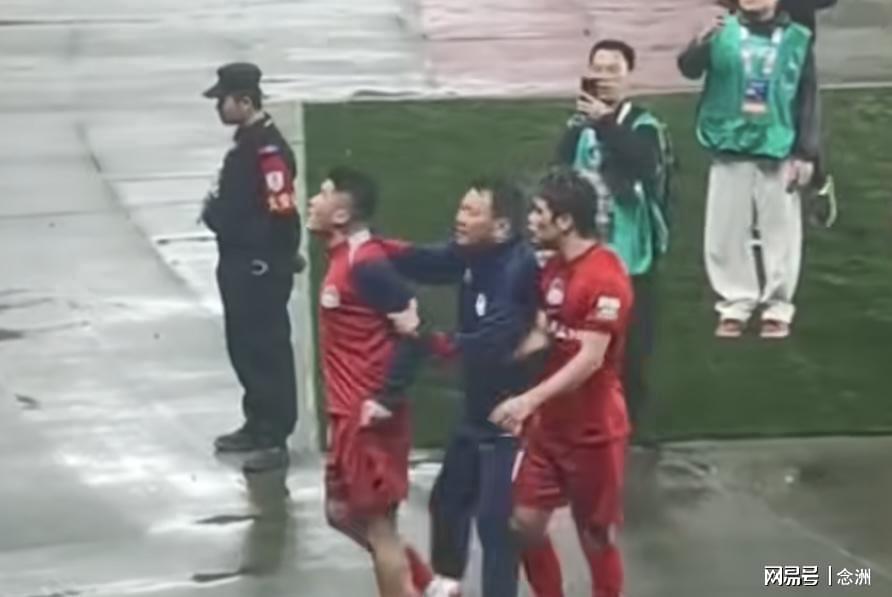 NBA下注被骂“丢人现眼”!30岁国脚暴怒:冲上去要和球迷对峙 拉都拉不住